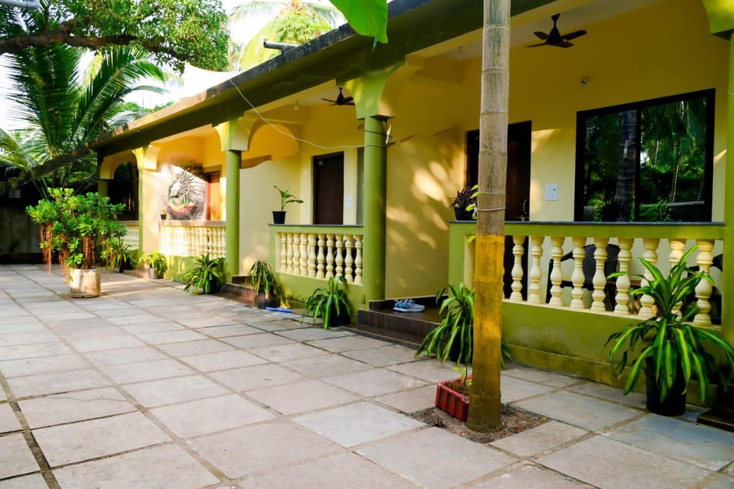 One Love Guest House Morjim Eksteriør bilde